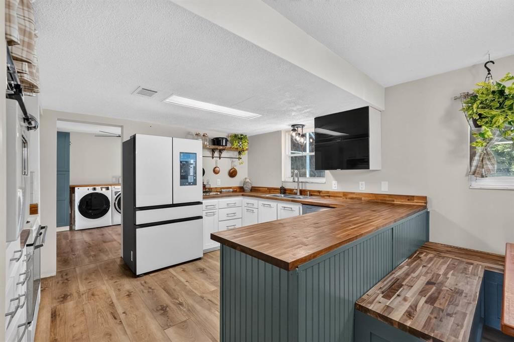 На продажу: $399,900 (4 спален, 2 ванн, 2012 Квадратных фут)