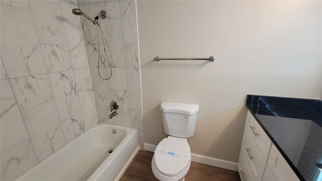 На продажу: $159,900 (2 спален, 2 ванн, 940 Квадратных фут)