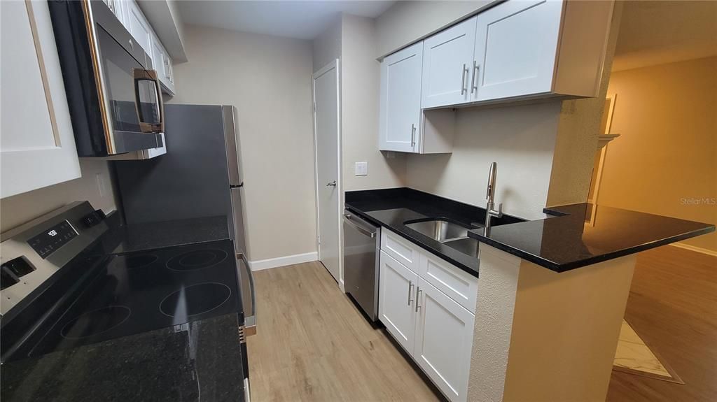 На продажу: $159,900 (2 спален, 2 ванн, 940 Квадратных фут)