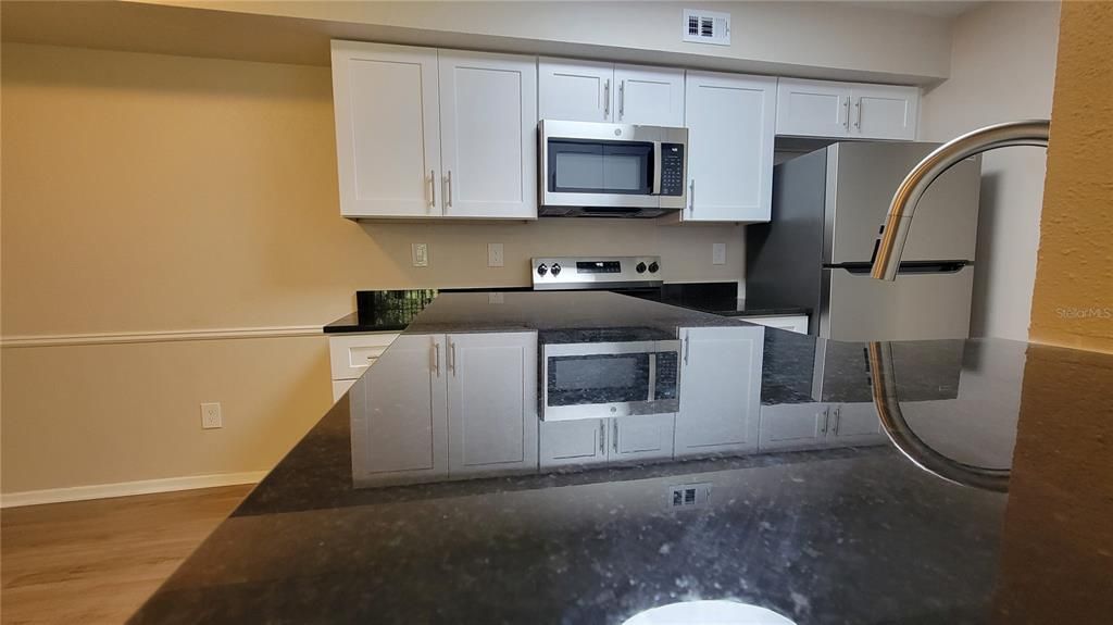 На продажу: $159,900 (2 спален, 2 ванн, 940 Квадратных фут)