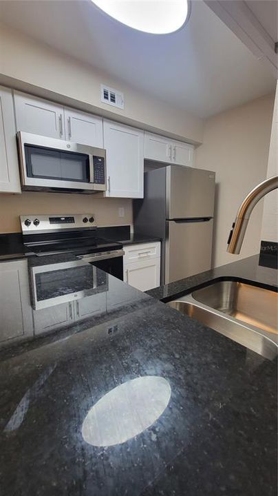 На продажу: $159,900 (2 спален, 2 ванн, 940 Квадратных фут)