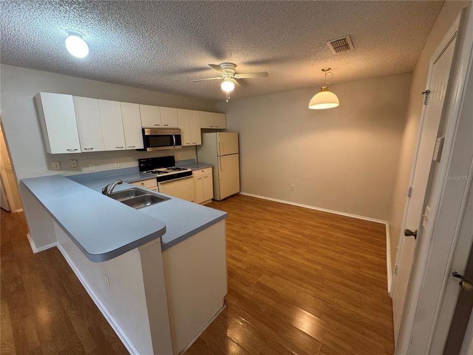 В аренду: $1,750 (2 спален, 2 ванн, 1121 Квадратных фут)