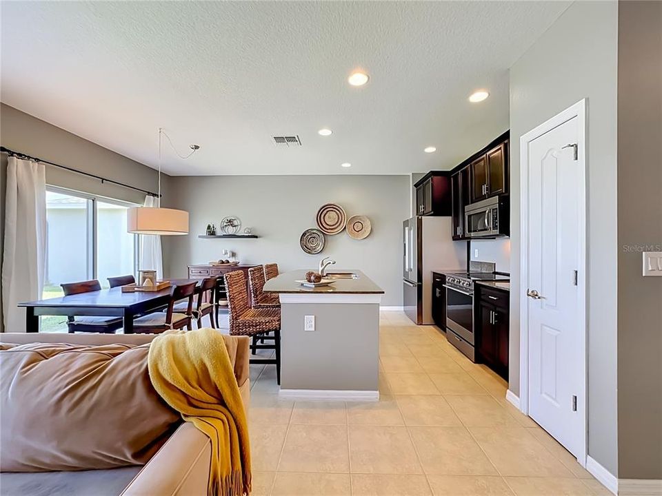 For Rent: $2,400 (3 beds, 2 baths, 1276 Square Feet)