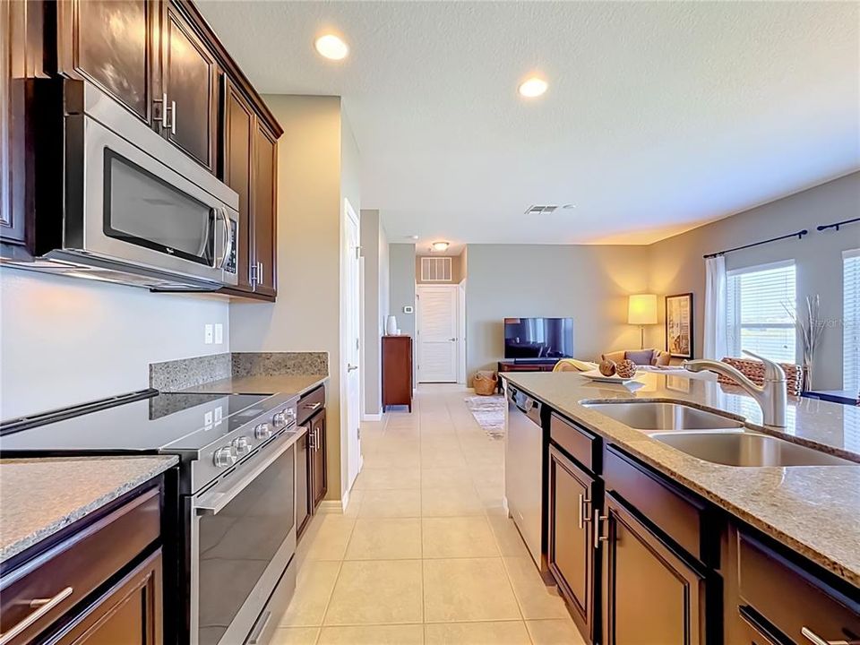 For Rent: $2,400 (3 beds, 2 baths, 1276 Square Feet)
