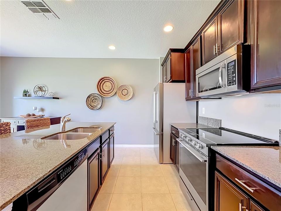 For Rent: $2,400 (3 beds, 2 baths, 1276 Square Feet)