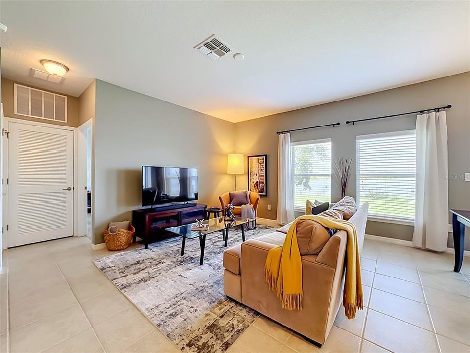 For Rent: $2,400 (3 beds, 2 baths, 1276 Square Feet)