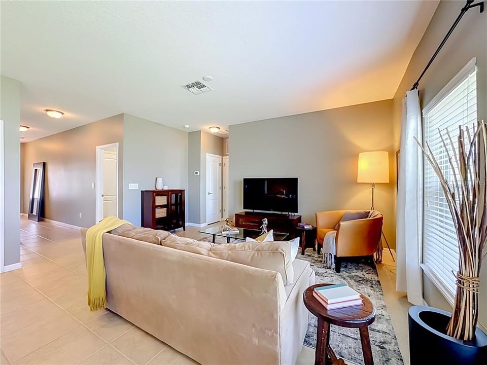For Rent: $2,400 (3 beds, 2 baths, 1276 Square Feet)