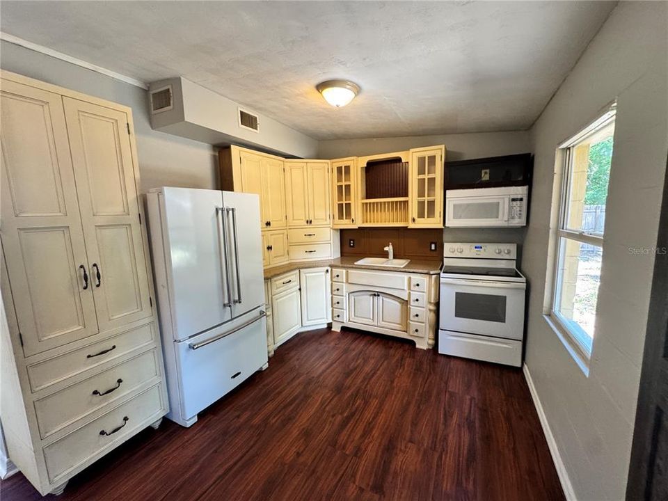 For Rent: $1,200 (2 beds, 1 baths, 975 Square Feet)