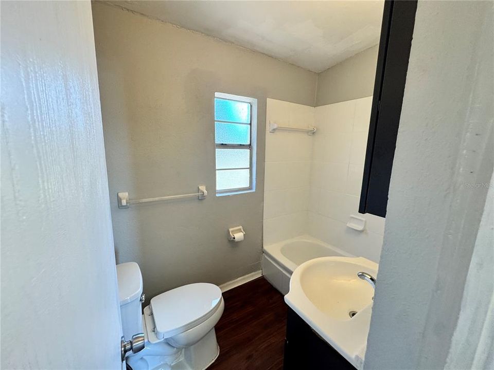 For Rent: $1,200 (2 beds, 1 baths, 975 Square Feet)