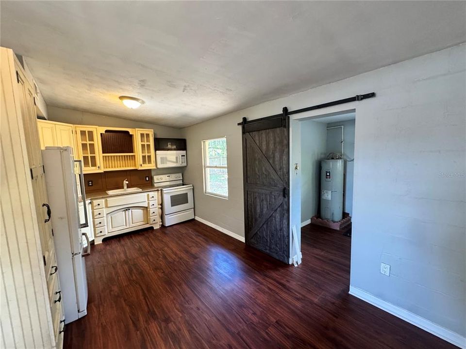 For Rent: $1,200 (2 beds, 1 baths, 975 Square Feet)