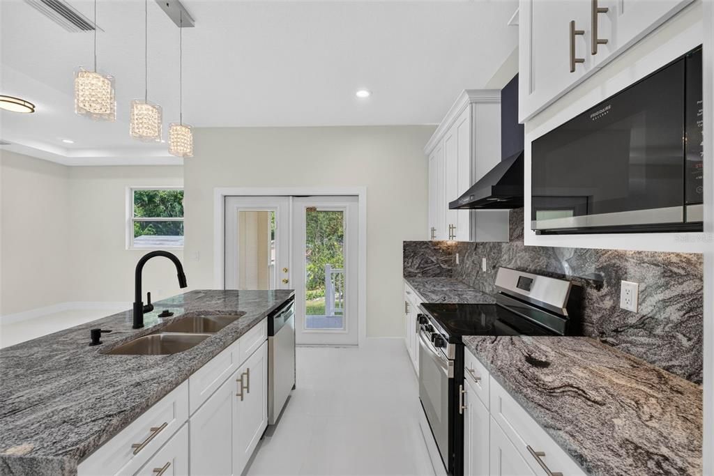 For Sale: $319,900 (3 beds, 2 baths, 1644 Square Feet)
