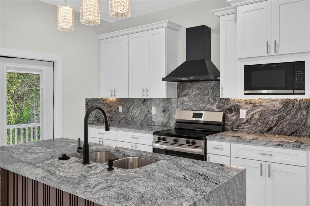 For Sale: $319,900 (3 beds, 2 baths, 1644 Square Feet)