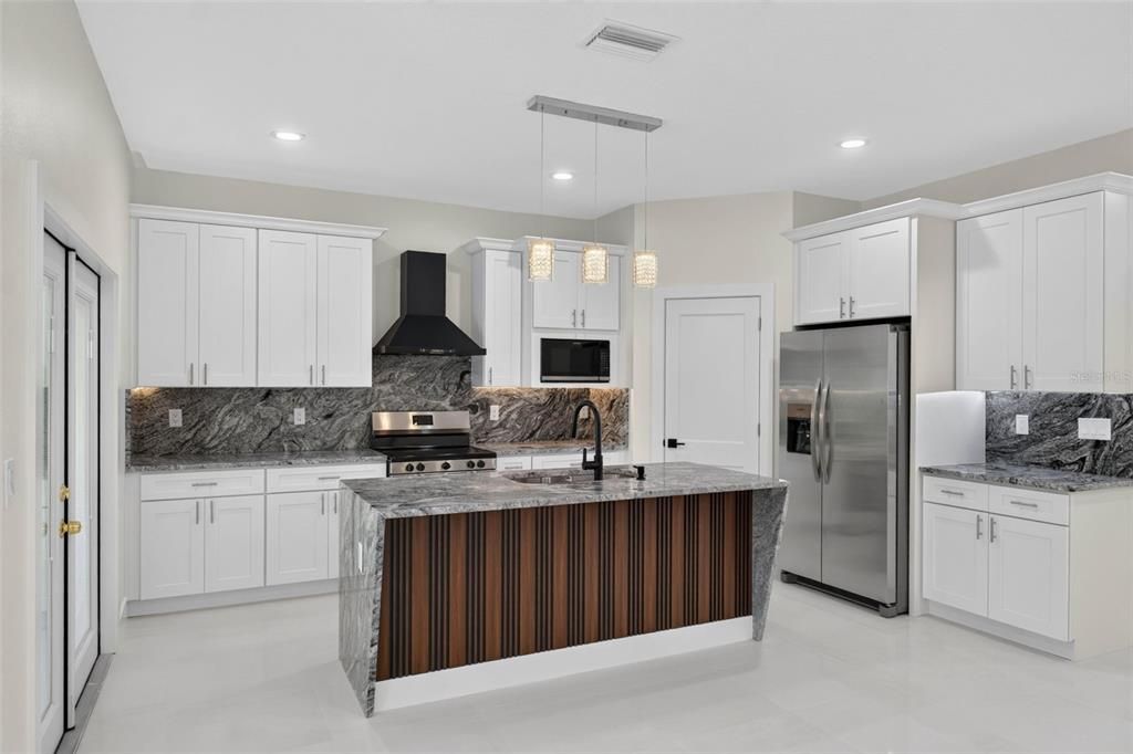 For Sale: $319,900 (3 beds, 2 baths, 1644 Square Feet)