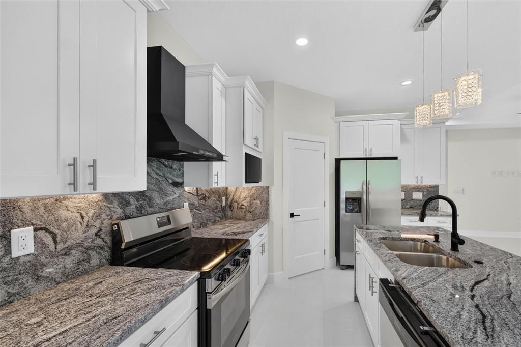 For Sale: $319,900 (3 beds, 2 baths, 1644 Square Feet)