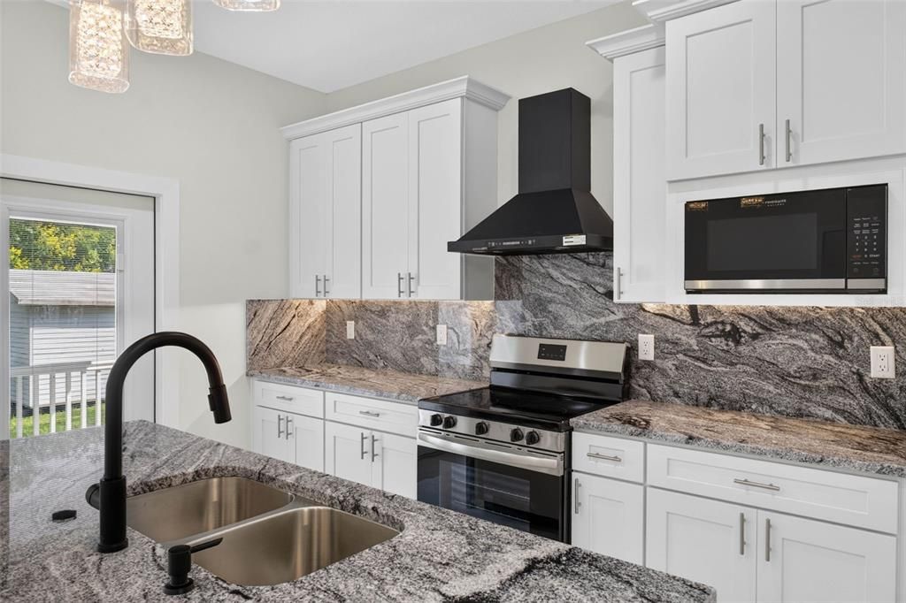 For Sale: $319,900 (3 beds, 2 baths, 1644 Square Feet)
