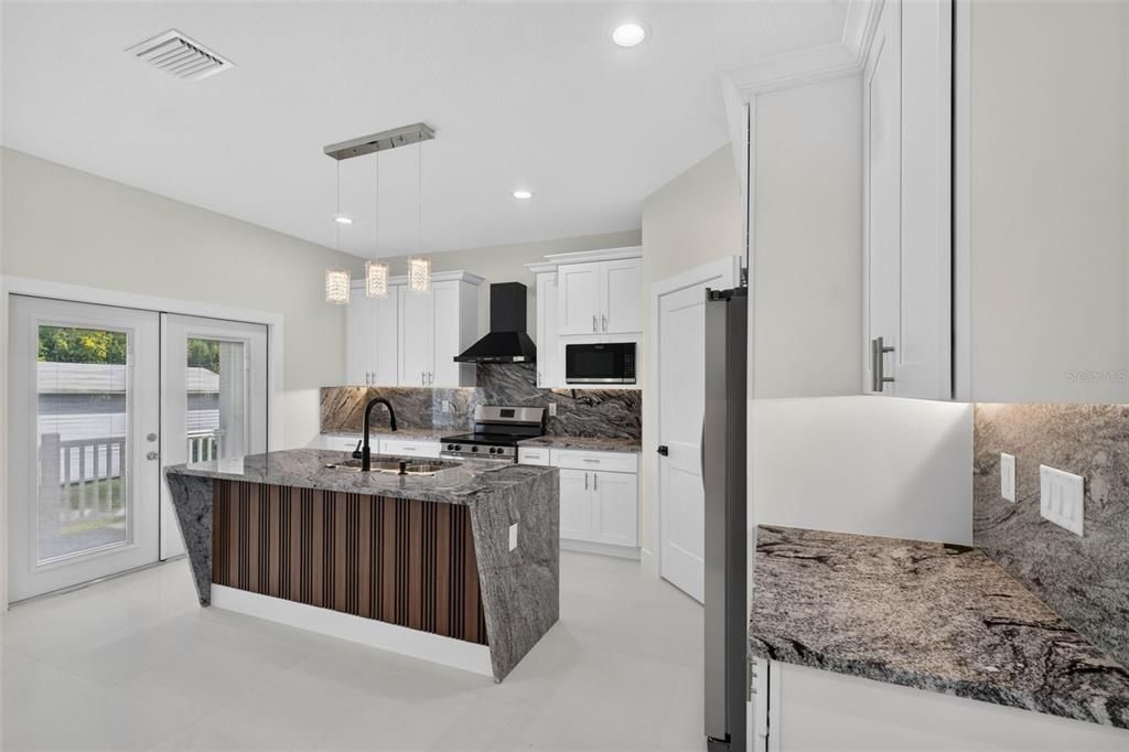 For Sale: $319,900 (3 beds, 2 baths, 1644 Square Feet)