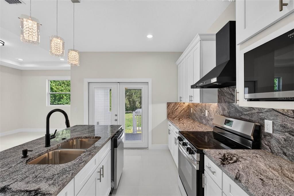 For Sale: $319,900 (3 beds, 2 baths, 1644 Square Feet)