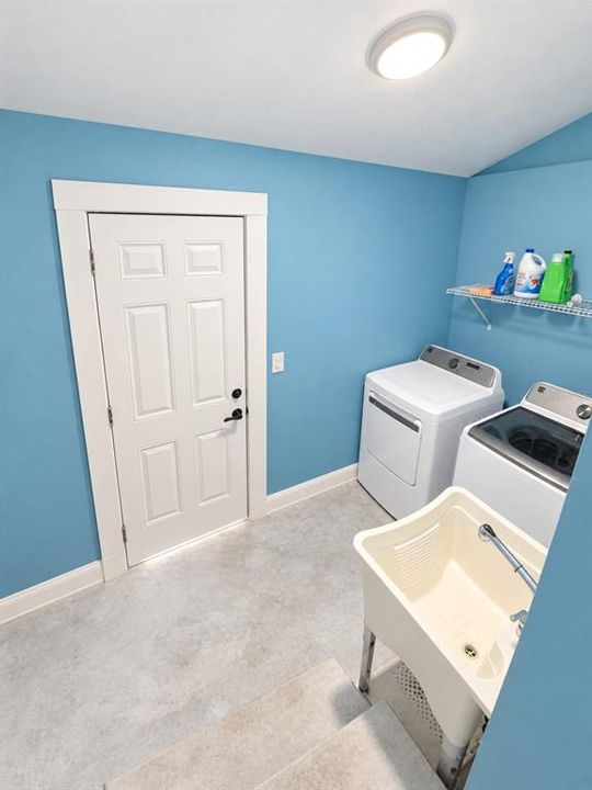 For Sale: $215,000 (2 beds, 1 baths, 744 Square Feet)