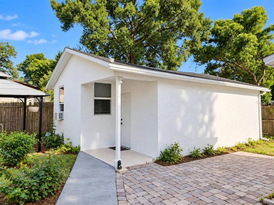 For Sale: $215,000 (2 beds, 1 baths, 744 Square Feet)