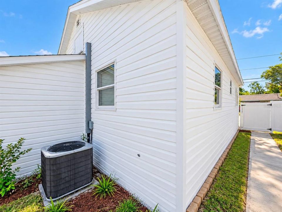 For Sale: $215,000 (2 beds, 1 baths, 744 Square Feet)