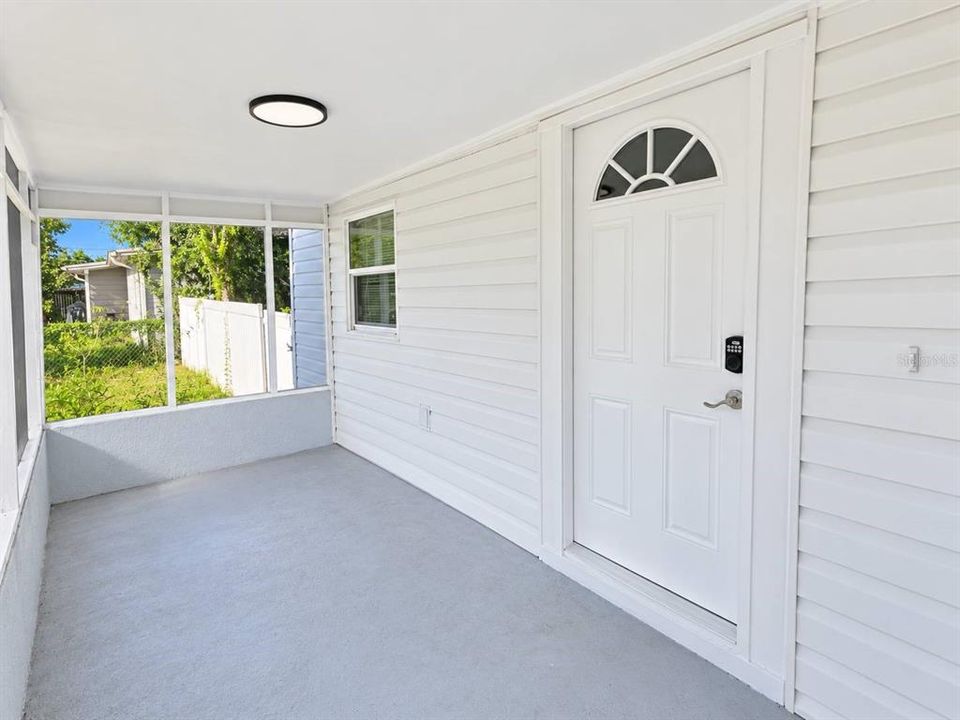 For Sale: $215,000 (2 beds, 1 baths, 744 Square Feet)