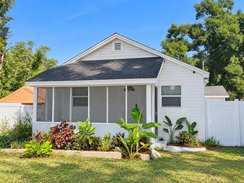 For Sale: $215,000 (2 beds, 1 baths, 744 Square Feet)