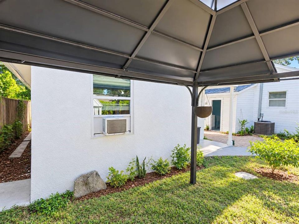 For Sale: $215,000 (2 beds, 1 baths, 744 Square Feet)