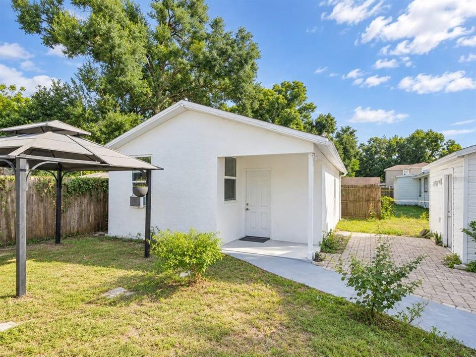 For Sale: $215,000 (2 beds, 1 baths, 744 Square Feet)