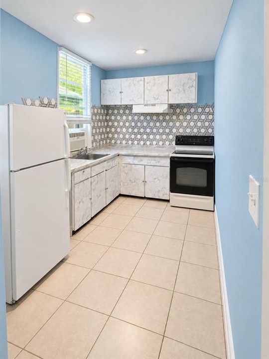 For Sale: $215,000 (2 beds, 1 baths, 744 Square Feet)