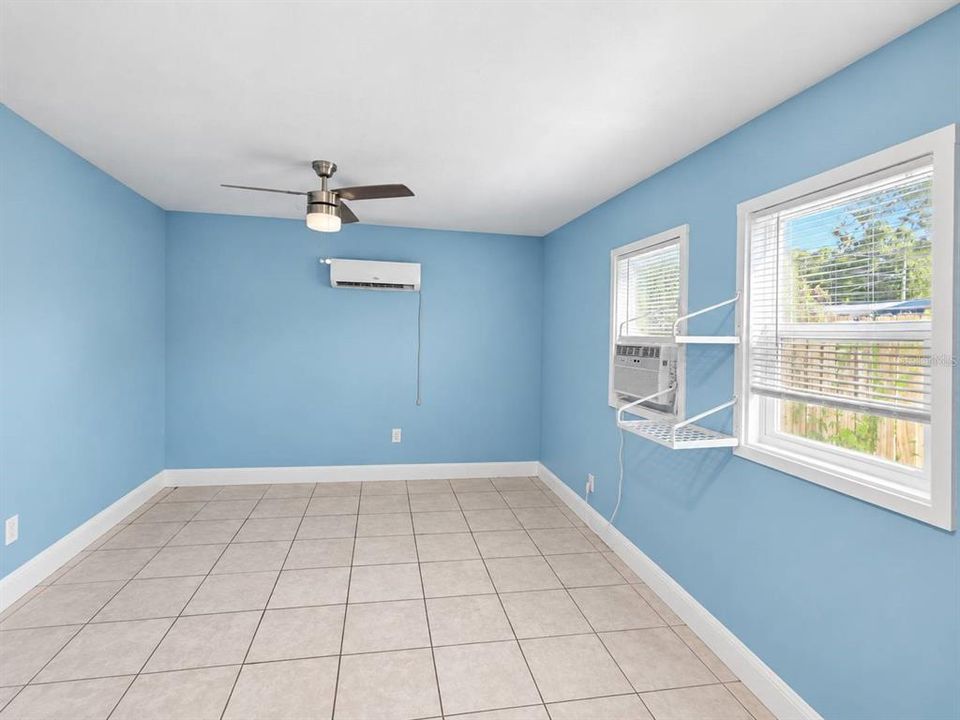 For Sale: $215,000 (2 beds, 1 baths, 744 Square Feet)