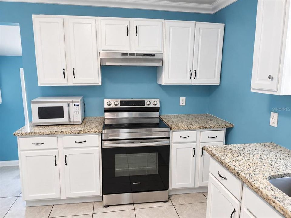 For Sale: $215,000 (2 beds, 1 baths, 744 Square Feet)