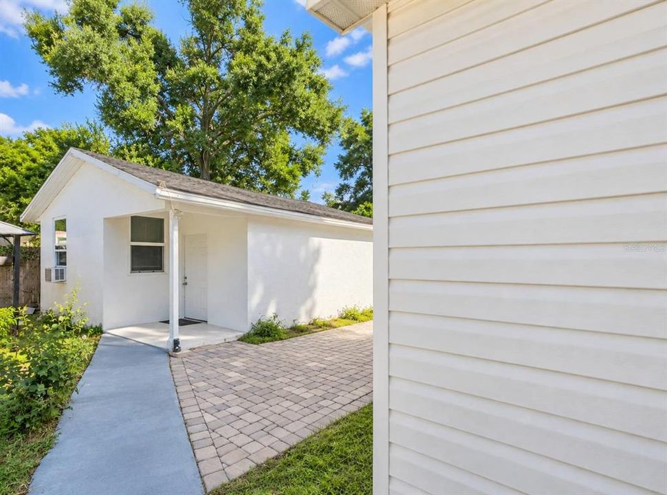 For Sale: $215,000 (2 beds, 1 baths, 744 Square Feet)