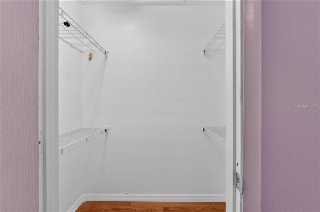 For Sale: $149,900 (1 beds, 1 baths, 707 Square Feet)