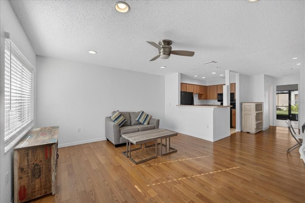 For Sale: $149,900 (1 beds, 1 baths, 707 Square Feet)