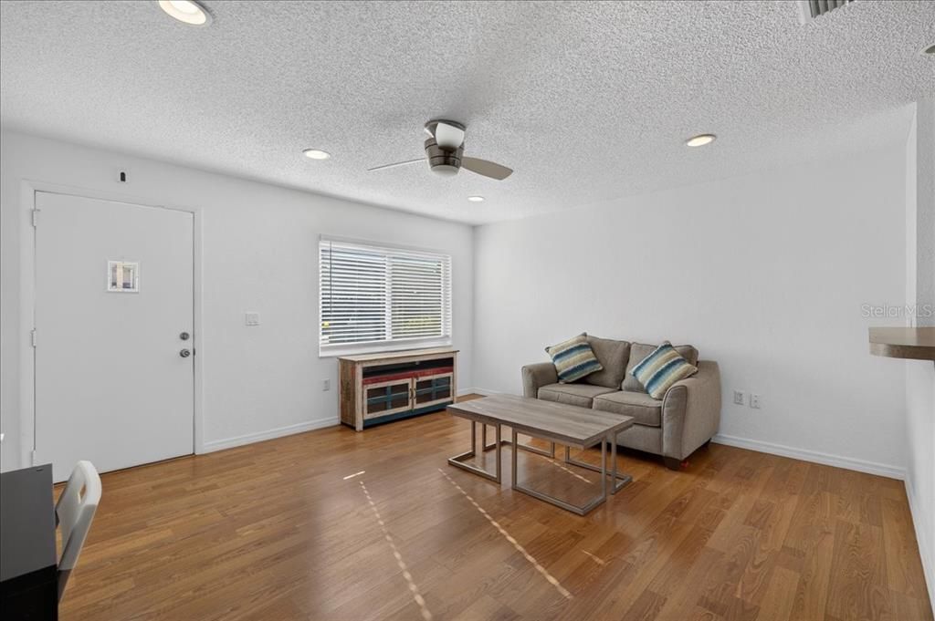 For Sale: $149,900 (1 beds, 1 baths, 707 Square Feet)