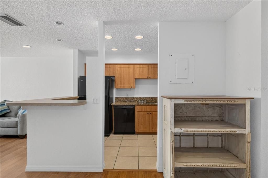 For Sale: $149,900 (1 beds, 1 baths, 707 Square Feet)