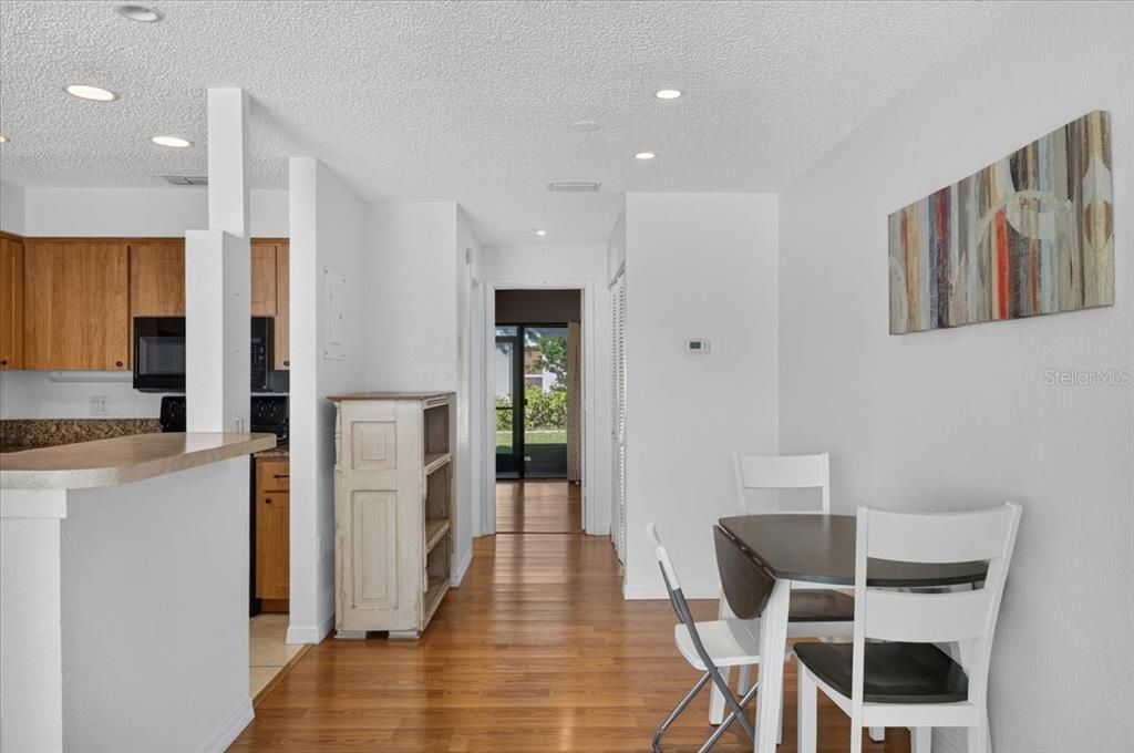 For Sale: $149,900 (1 beds, 1 baths, 707 Square Feet)