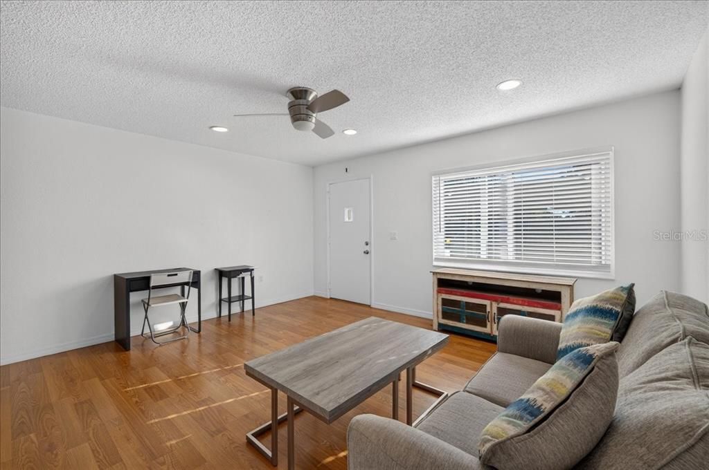 For Sale: $149,900 (1 beds, 1 baths, 707 Square Feet)