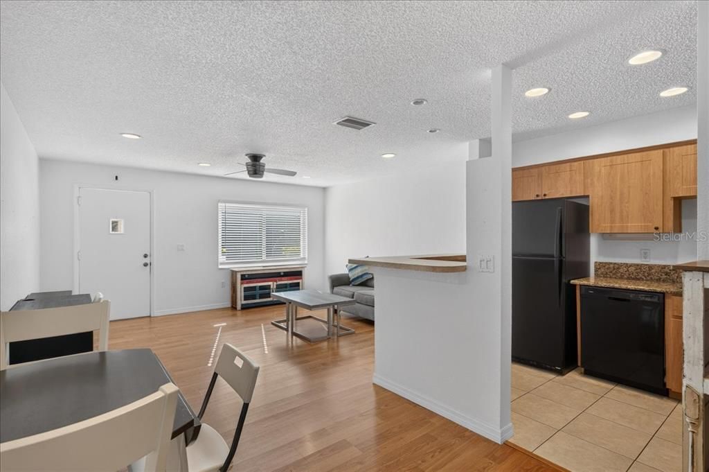 For Sale: $149,900 (1 beds, 1 baths, 707 Square Feet)