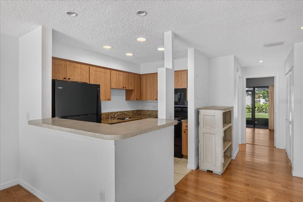 For Sale: $149,900 (1 beds, 1 baths, 707 Square Feet)