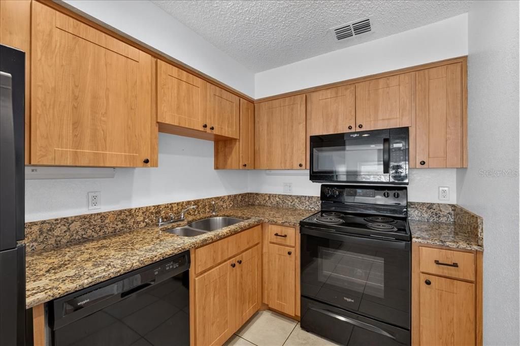 For Sale: $149,900 (1 beds, 1 baths, 707 Square Feet)