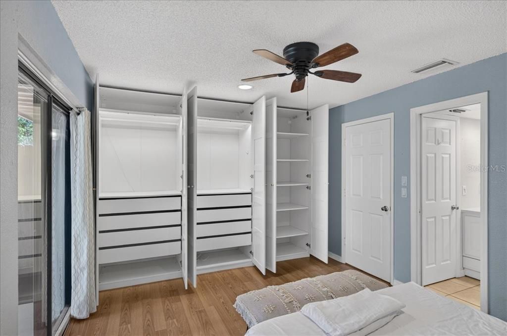 For Sale: $149,900 (1 beds, 1 baths, 707 Square Feet)