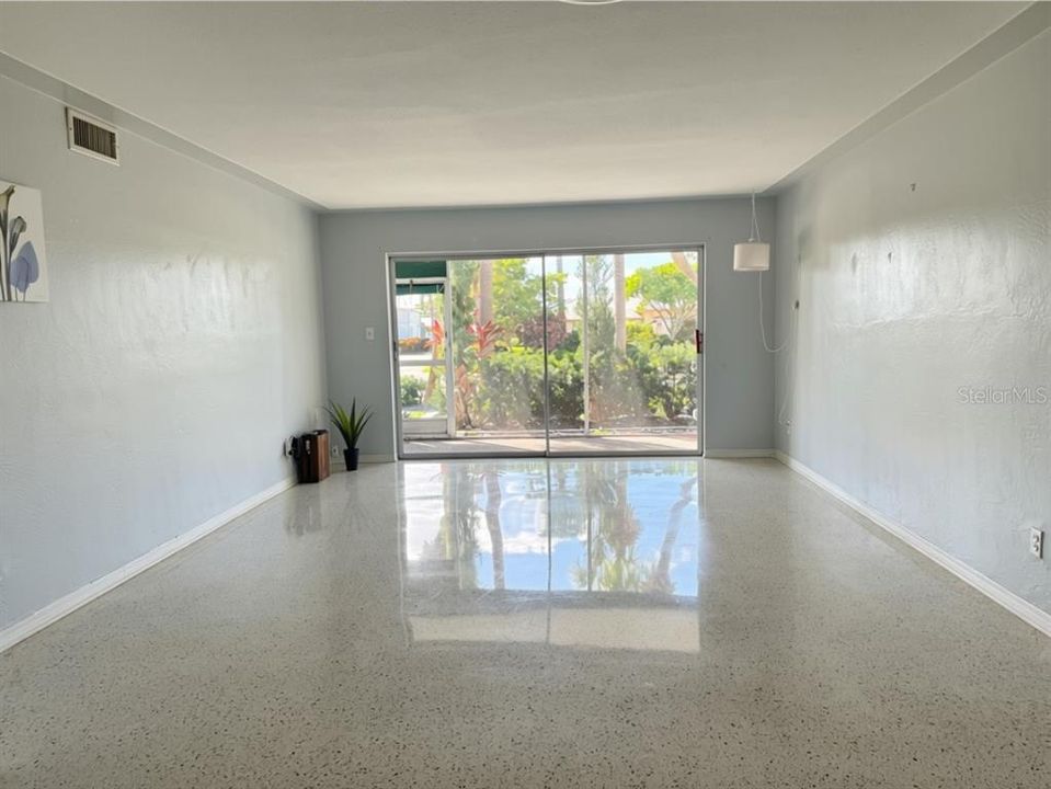 For Sale: $198,900 (2 beds, 2 baths, 1100 Square Feet)