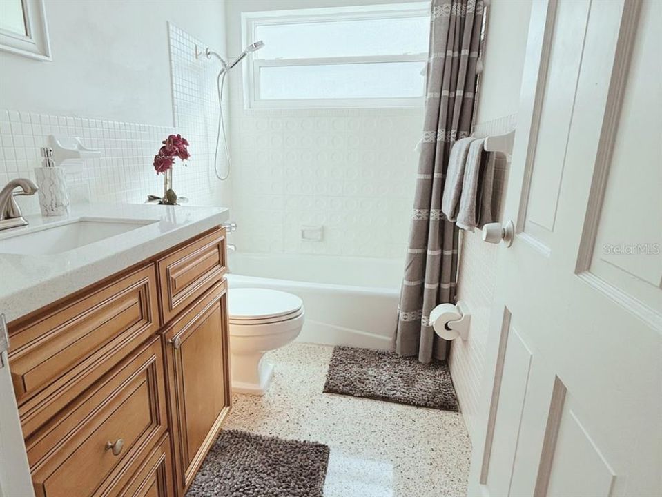 For Sale: $198,900 (2 beds, 2 baths, 1100 Square Feet)