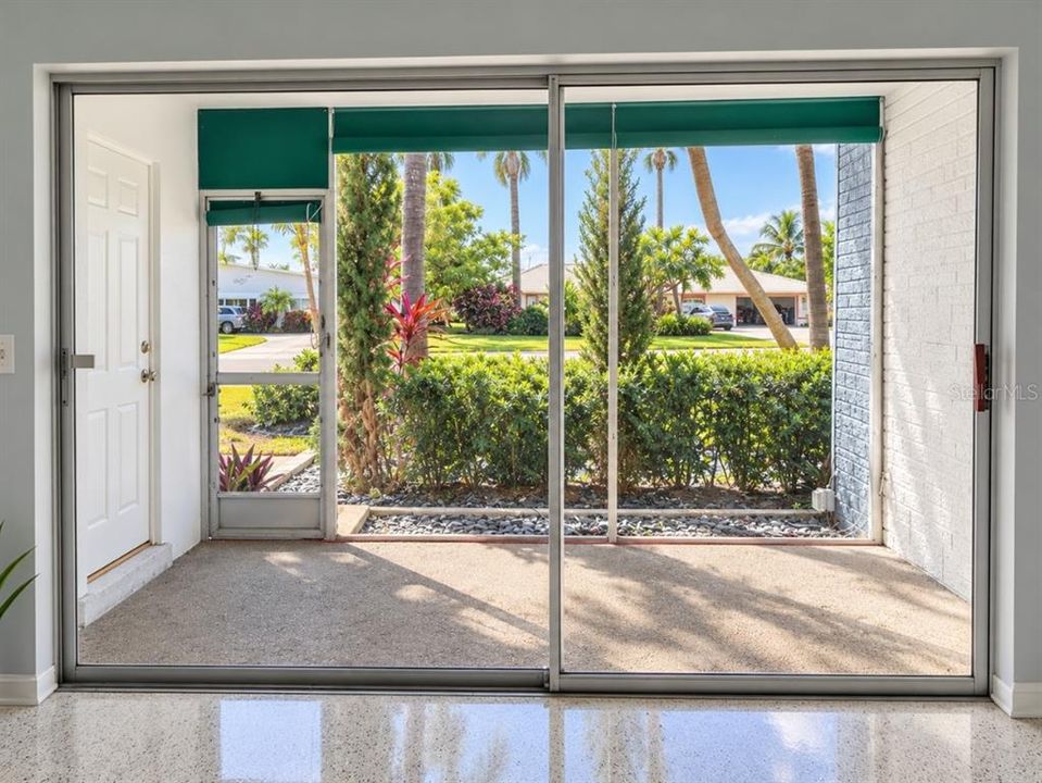 For Sale: $198,900 (2 beds, 2 baths, 1100 Square Feet)