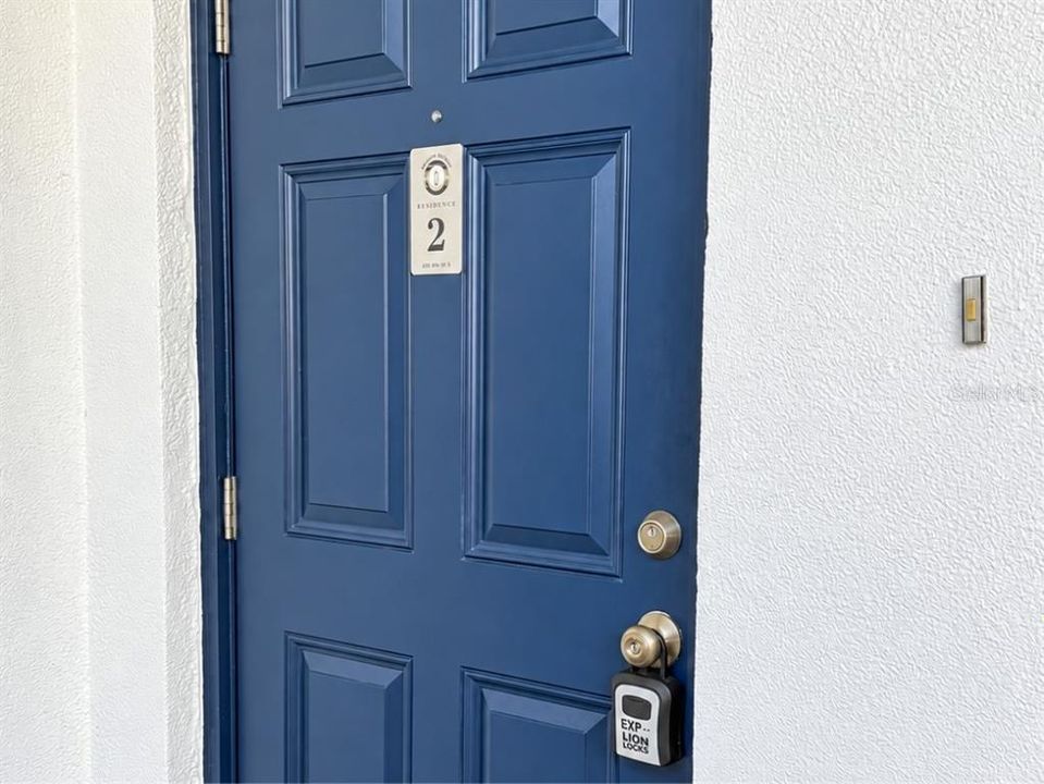For Sale: $198,900 (2 beds, 2 baths, 1100 Square Feet)