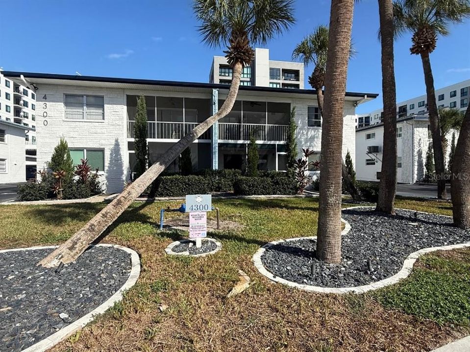 For Sale: $198,900 (2 beds, 2 baths, 1100 Square Feet)