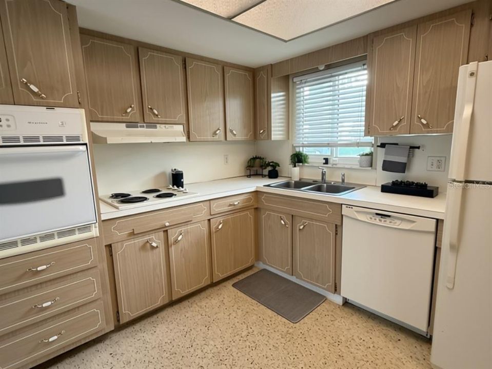 For Sale: $198,900 (2 beds, 2 baths, 1100 Square Feet)
