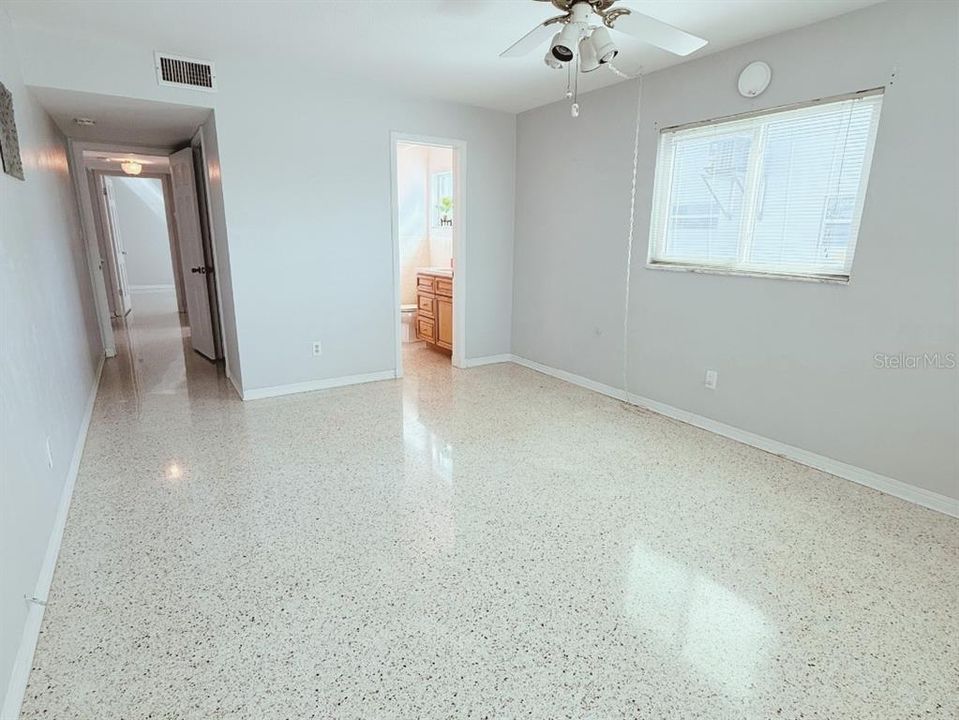 For Sale: $198,900 (2 beds, 2 baths, 1100 Square Feet)
