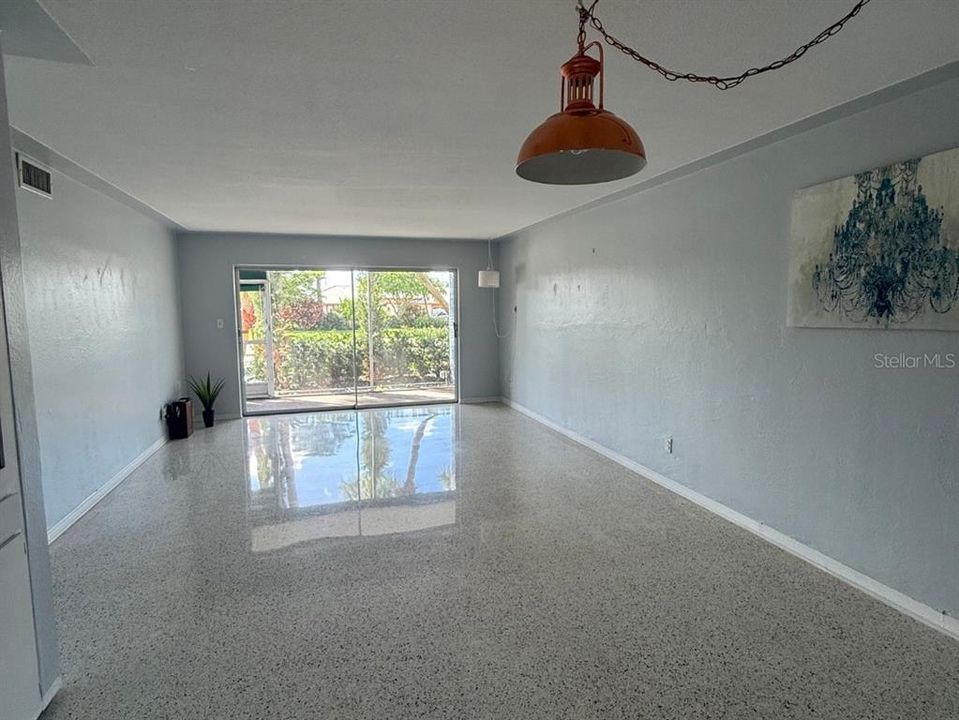For Sale: $198,900 (2 beds, 2 baths, 1100 Square Feet)